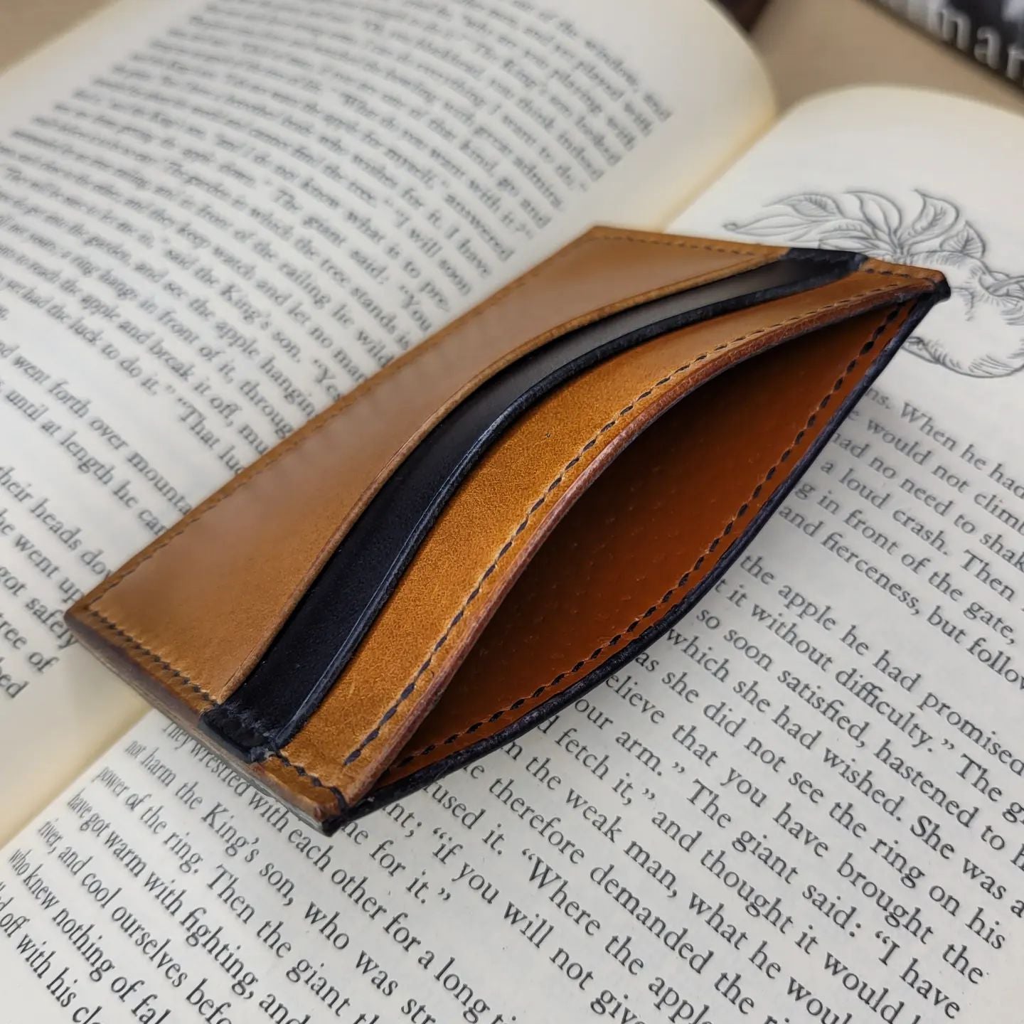 Five-Pocket Minimalist Wallet | Black & Tan
